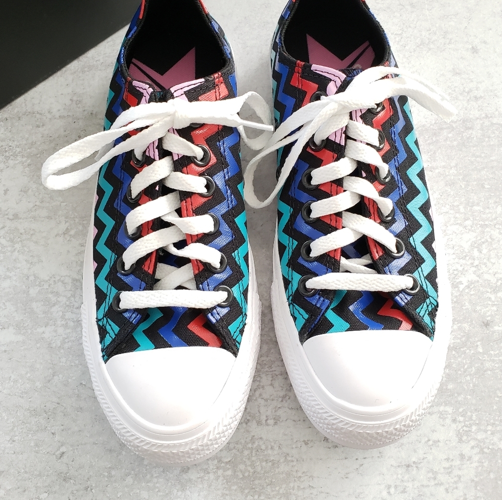 Converse CTAS VLTG Low Top Sneakers Chevron Heart Black Blue Pink SZ 6.5 - Picture 2 of 7